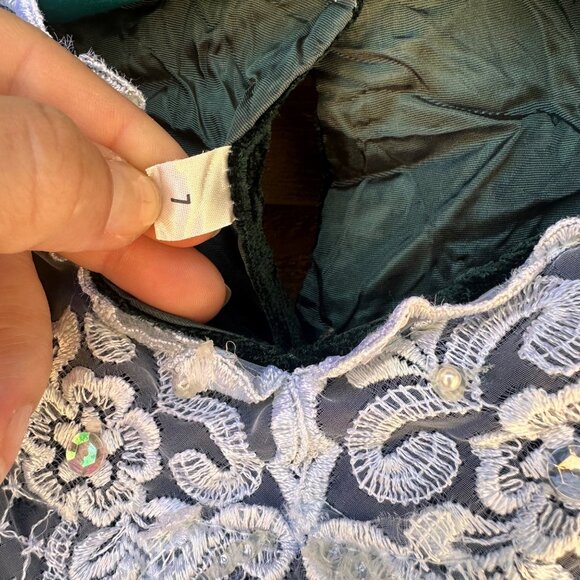 Girls Green Velvet Dress With White Lace & Pearl Accents Size 7 Elegant Design M - Picture 2 of 16